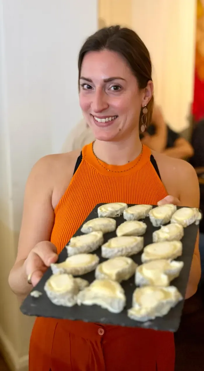 Hannah serviert eine Schieferplatte mit Ziegenkäse bei einem Craft-Beer-Tasting