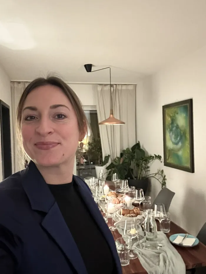 Hannah an der gedeckten Supper-Club-Tafel