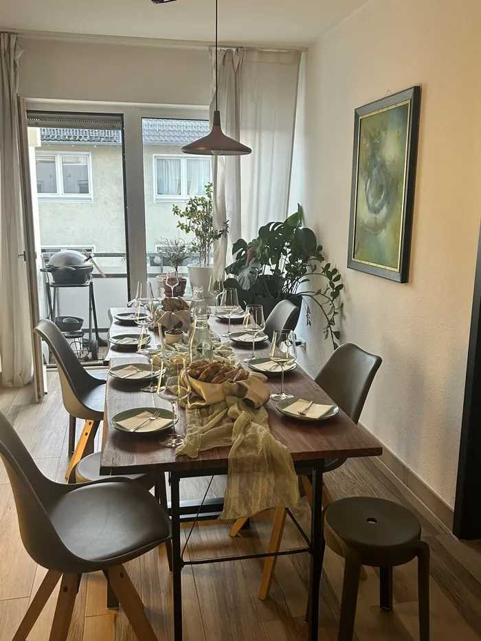 Gedeckter Supper-Club-Tisch in einer hellen Wohnung